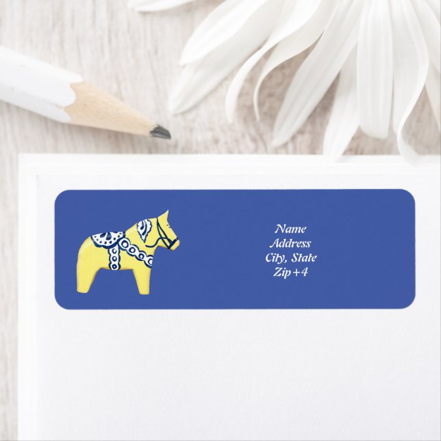 Gult Dala Horse on Blue Returadress Etikett (Insitu)