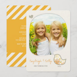 Gult Damask Bird Twin Girls Photo Födelsedagsfest Inbjudningar