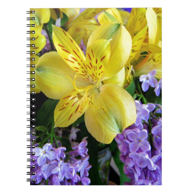 Gult Daylilies & Lila Lilac Flowers Anteckningsbok (Framsidan)