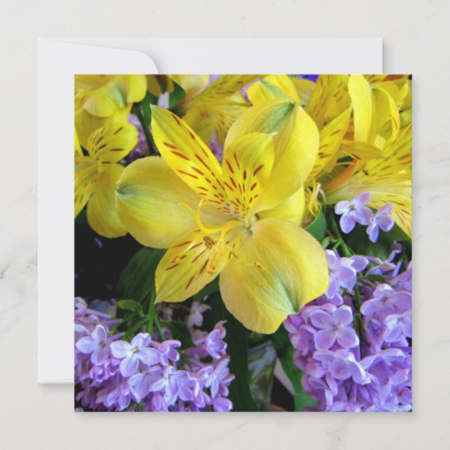 Gult Daylilies & Lila Lilac Flowers Inbjudningar (Framsida)