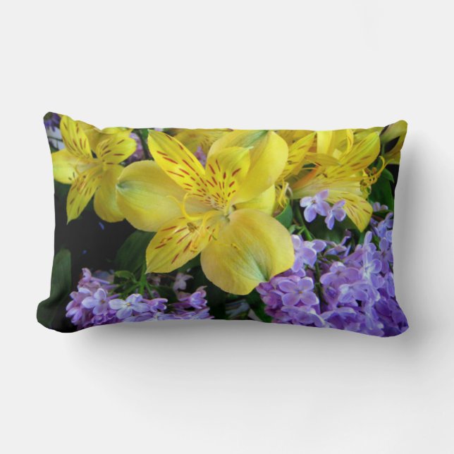 Gult Daylilies & Lila Lilac Flowers Lumbarkudde (Framsida)