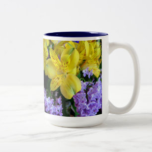 Gult Daylilies & Lila Lilac Flowers Två-Tonad Mugg