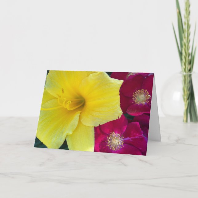Gult Daylily och Crimson Ro Greeting Card Kort (Framsida)