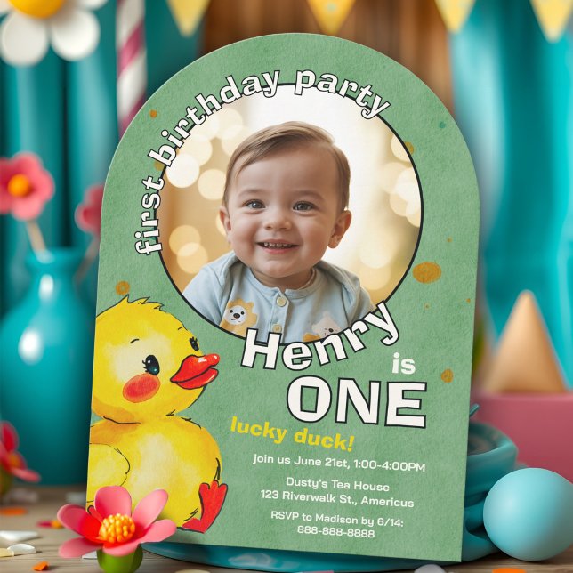 Gult Duckling First Birthday Whimsical Inbjudningar (Adorable yellow rubber ducky 1st birthday party invitation with baby photo, cute watercolor duckling)