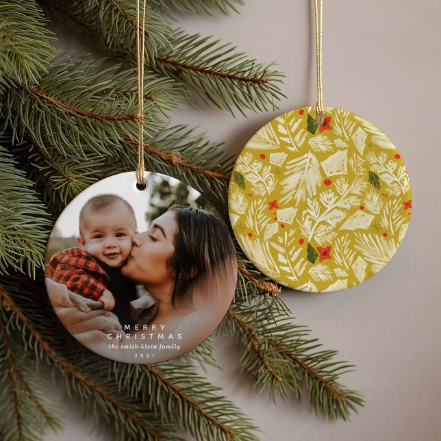 Gult Festive Botanical Photo Julgransprydnad Keramik (Yellow festive botanical watercolor ornament featuring personalized names and photo.)