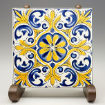 Gult Fleur-de-Lis Azulejo Skriv ut Kakelplatta<br><div class="desc">Lägg till en solljus stänk i Medelhavsområdet till ditt hem med vår utskrift av Golden Fleur-de-Lis Azulejo Tile. Detta utsökta biet fångar den vackra skönheten och den ikoniska portugisiska azulejos-konstruktionen. Den fetstilta gula gulten och rikens blått royal accentueras av ömtåliga vitans- och orange, som skapar en varm och inbjuden ambians....</div>