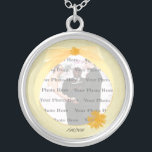 Gult Flower Round Silver Photo Necklace Silverpläterat Halsband<br><div class="desc">Anpassa det här söt halsbandet att ha som bröllopsfavörer på bröllopsmottagningen eller att ha en själv som en hågkomst till din speciella dag. Detta halsband är också perfektens gåva till bruden på hennes möhippa. Anpassa genom att lägga till fotot och ändra texten i fält. Du kan ändra teckensnittet stil, storlek...</div>