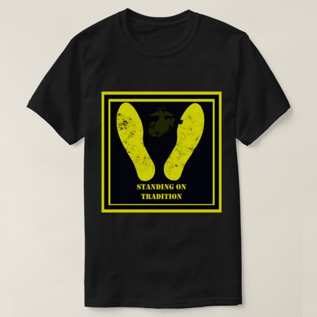 Gult Foot Prag som står på tradition T Shirt (Design framsida)