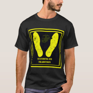 Gult Foot Prag som står på tradition T Shirt