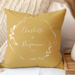 Gult för botaniskt Personlig Bröllop Namn Kudde<br><div class="desc">Dusty Gult Blommigt Wandeogram Personlig Namn och Bröllop Date Script Calligraphy Dekorativ kudde</div>