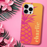 gult för gradient för shock rosa av ananas-orange<br><div class="desc">Telefonväska med en ananas för shock rosa och ditt eget namn eller text som justeras lodrätt efter högerna på en gult mot orangens övertoningsbakgrund.</div>