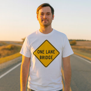 Gult för vägskylt på en Lane Bridge T Shirt