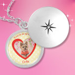 Gult Furever i mitt hjärta Paw Skriv ut Pet-foto Berlockhalsband<br><div class="desc">Den här fläkten i mitt hjärteskapitel har ett rött texturerat hjärta som skisseras i faux glitter på en pastellfärgad gult. Perfekt för katt eller hundälskare. Lägg till ett eget foto och uppdatera namn. All text är anpassade.</div>
