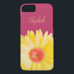 Gult Gerber daisyfoto på rosor<br><div class="desc">Denna iphone case presenterar ett livligt fotograferar av en gul Gerber daisy på den mörka rosa bakgrunden. Gul beställnings- text,  ovanför daisyn,  låter dig tillfoga ditt egna namn.</div>