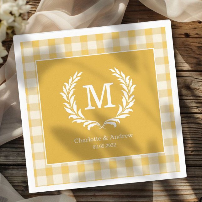Gult Gingham Monogram Vapensköld Anpassningsbar Pappersservett (Yellow Gingham Monogram Crest Custom Napkins with your Monogram, names and Date.)