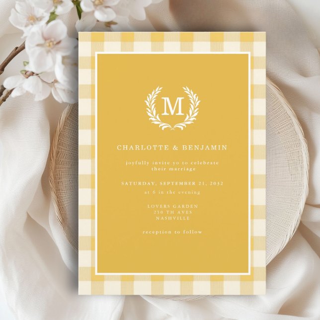 Gult Gingham Monogram Vapensköld Inbjudningar (Yellow Gingham Monogram Crest Invitation)