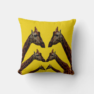 Gult Giraffes Throw Cushion Kudde