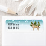 Gult Golden Retriever Hund Blue Winter-jul Returadress Etikett<br><div class="desc">Desteis ursprungliga tecknad illustration av en söt gult Golden Retriever-hund. Hund placeras på en vinterscen med tre gröntar nära träd och fallande snö. Bakgrunden är en blå till vit övertoning som ge kallets vintag. Vid sidan av hund finns det ett anpassbart textområde.</div>