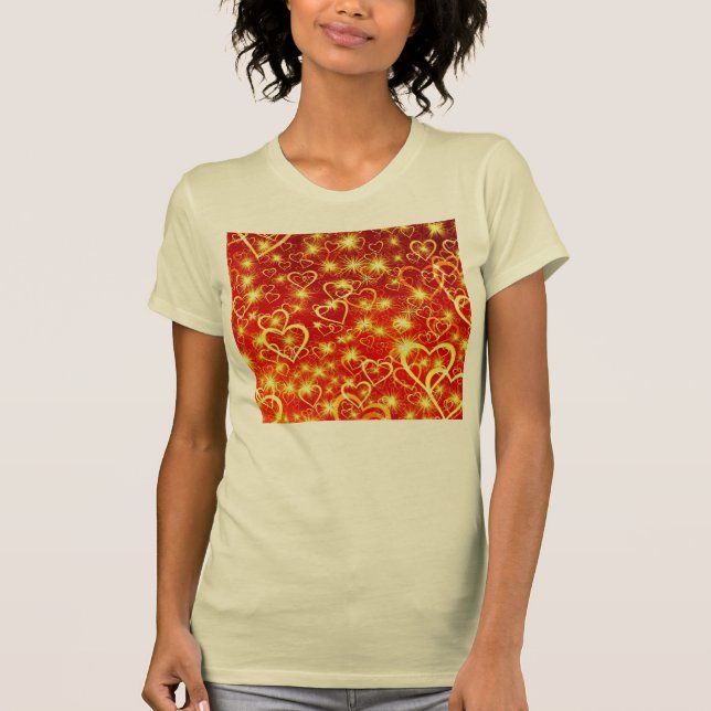 Gult Golden Sparkling Hearares on Red Background T Shirt (Framsida)