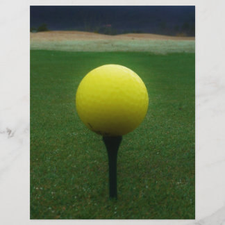Gult Golf Boll på en golfbana i bergsområden
