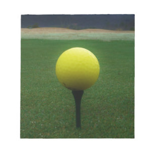 Gult Golf Boll på en golfbana i bergsområden Anteckningsblock