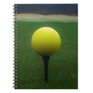 Gult Golf Boll på en golfbana i bergsområden Anteckningsbok