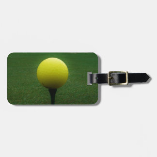 Gult Golf Boll på en golfbana i bergsområden Bagagebricka