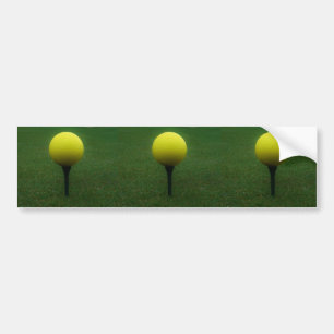 Gult Golf Boll på en golfbana i bergsområden Bildekal