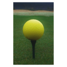 Gult Golf Boll på en golfbana i bergsområden