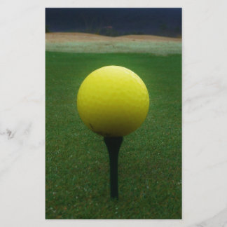 Gult Golf Boll på en golfbana i bergsområden Brevpapper