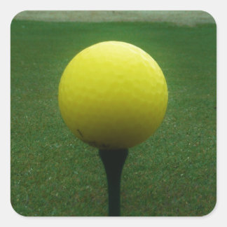 Gult Golf Boll på en golfbana i bergsområden Fyrkantigt Klistermärke