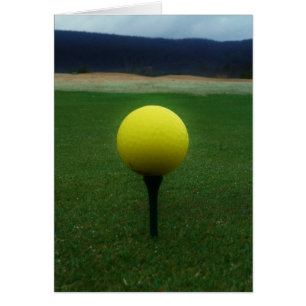Gult Golf Boll på en golfbana i bergsområden Hälsningskort