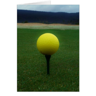 Gult Golf Boll på en golfbana i bergsområden Hälsningskort