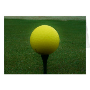 Gult Golf Boll på en golfbana i bergsområden Hälsningskort