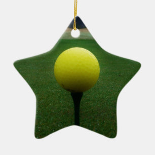Gult Golf Boll på en golfbana i bergsområden Julgransprydnad Keramik