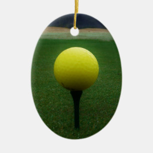 Gult Golf Boll på en golfbana i bergsområden Julgransprydnad Keramik