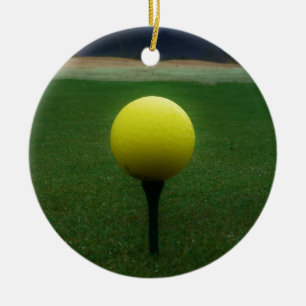 Gult Golf Boll på en golfbana i bergsområden Julgransprydnad Keramik