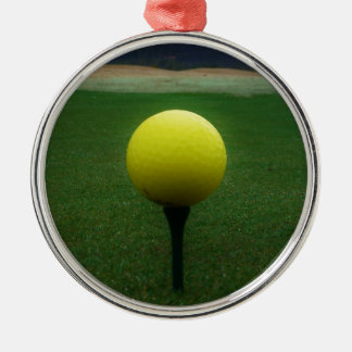 Gult Golf Boll på en golfbana i bergsområden Julgransprydnad Metall