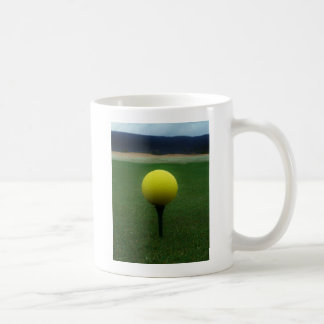 Gult Golf Boll på en golfbana i bergsområden Kaffemugg