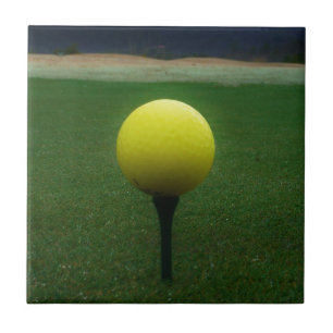 Gult Golf Boll på en golfbana i bergsområden Kakelplatta