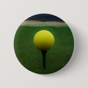 Gult Golf Boll på en golfbana i bergsområden Knapp