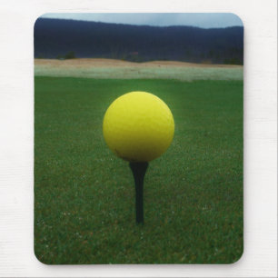 Gult Golf Boll på en golfbana i bergsområden Musmatta