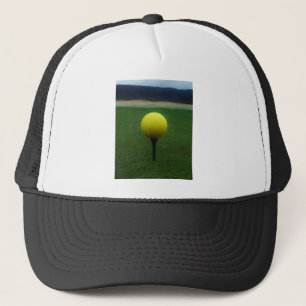 Gult Golf Boll på en golfbana i bergsområden Truckerkeps