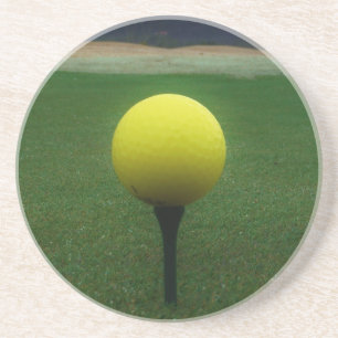 Gult Golf Boll på en golfbana i bergsområden Underlägg Sandsten