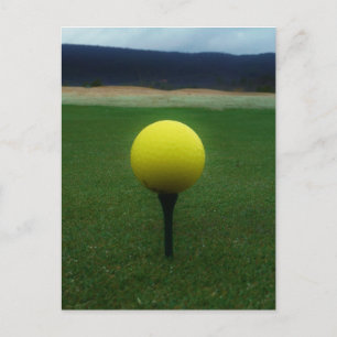 Gult Golf Boll på en golfbana i bergsområden Vykort