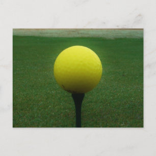 Gult Golf Boll på en golfbana i bergsområden Vykort