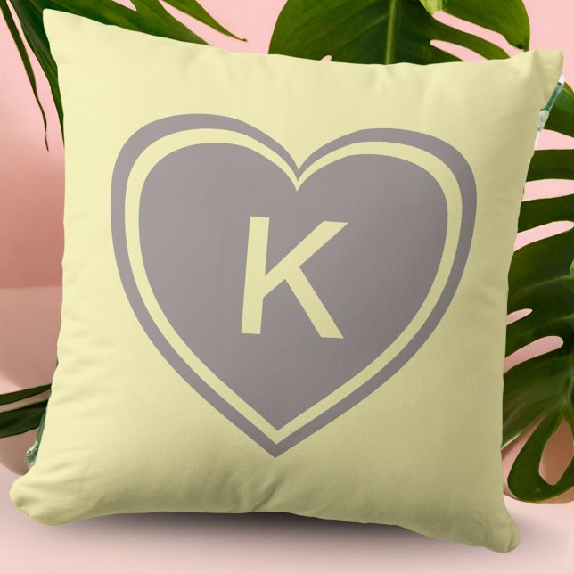 Gult Grått Heart Monogram Valentine's Day Kudde (Skapare uppladdad)