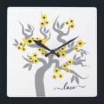 Gult, grått Love birds träd och blommar av körsbär Fyrkantig Klocka<br><div class="desc">Gult och grått love birds sakura körsbär träd med blommarnas köldklocka. Det har ett ultimata grått sakura träd med belyst gula blommor med svarta hjärtan i mitten och ett par love birds. Ord "Kärlek" skrivs i ett skript med stil.</div>