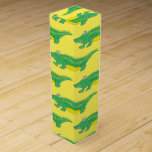 Gult Grönt Alligator Crokodile Gator Croc Animal Presentask För Vinflaska<br><div class="desc">Utformningen innehåller en originalmarkörillustration av en grönt- och gult-alligator (eller krokodil!) Underbar för gator-temed-födelsedagskalender. Denna illustration finns också tillgänglig på andra produkter, inklusive samordning av produkter och tjänster från party. Ser du inte vad du är tittar för? Behöver du hjälp med anpassning? Klicka på "kontakta den här designern" för att...</div>