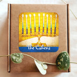 Gult Guld Hanukkah Menorah Elegant Anpassat namn Fyrkantigt Klistermärke<br><div class="desc">Ett närliggande foto av ett ljust, färgstarkt, gult guld-artsy-menyfoto hjälper dig att sätta dig in i helgdag av Hanukkah. Känn julhelgens värme och glädje när du användor det här bedövande, färgstarka Hanukkah-dekalet. Matchningskort, frimärke, tote bags, serveringsbrickor och andra produkter finns i min "Hanukkah Colorful, Artsy Menorah"-butik. Använda det här för...</div>